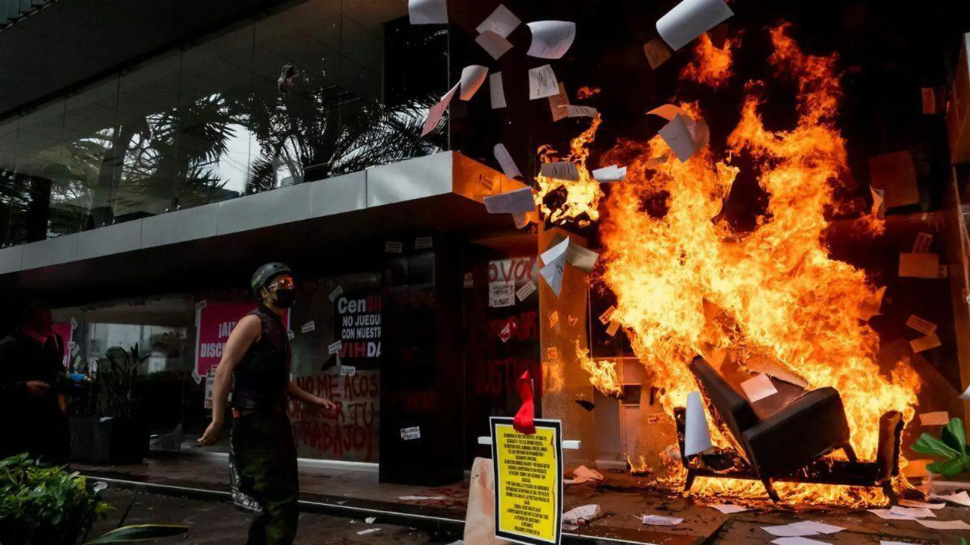 Activistas queman fachada del Censida